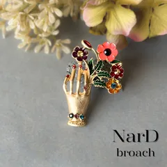 花束を贈る黄金の手ブローチ　手 ハンド 花 フラワー レトロ モード 大人 お洒落 アート クラシカル ヴィンテージ調 アンティーク調 可愛い 上品 かわいい モチーフ カジュアル コサージュ ギフト プレゼント 新品未使用 NerD
