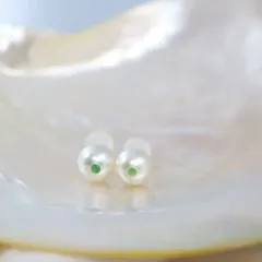良質あこや真珠 サージカルステンレス スタッド 天然エメラルド 入りピアス　7.2㎜～