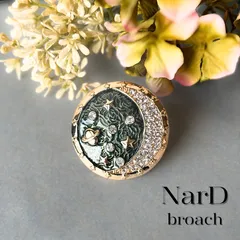 三日月と惑星のラウンドブローチ　宇宙 星 スター 月 惑星 メンズ 男女兼用 ユニセックス レトロ モード 大人 お洒落 アート クラシカル ヴィンテージ調 アンティーク調 可愛い 上品 かわいい カジュアル コサージュ ギフト プレゼント 新品未使用