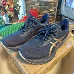 アシックス ノヴァブラスト4 プラチナ ブルー エクスペンス ローズゴールド