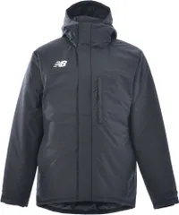 ニューバランス New Balance サッカー パデットハーフコート メンズ ウェア アウター ジャケット 中綿 防寒 保温 練習 ロゴ 移動 部活 トレーニング ウェア 上着 秋 ランニング ウォーキング  JMJF1423 BK ブラック