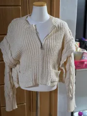 アイボリーカラーのケーブル編みニットジップアップカーディガン