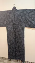 【新品】黒紺の紬•花のような柄•シックにも可愛くも♪