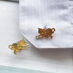 クリスタルガラスを掴む猫のカフスボタン（ゴールド）