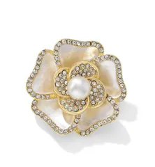 エレガントな花形ブローチ