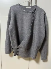 グレー斜めボーダーボタンニット