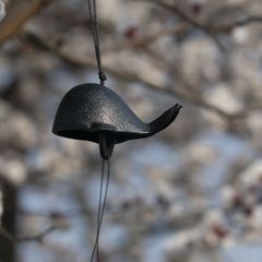 鉄器 吊り花器 三日月型 猿モチーフ 鎖付き - メルカリ