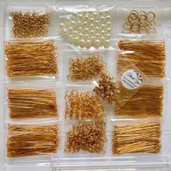 【パーツ8種セット　ゴールド系　 約1200個　ケース＆おまけ花座付　丸カン　ピン　デザインマルカン　パールビーズ　】まとめ売り★アクセサリーパーツ★ハンドメイド