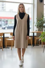 ベージュ Vネック ノースリーブ ワンピース/黒ハイネックシャツ