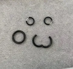 イヤリング 黒 イヤーカフ ブラック 4点セット シンプルなリングアクセサリー おススメ