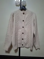 ケーブル編みニットカーディガン アイボリー サイズ66程度