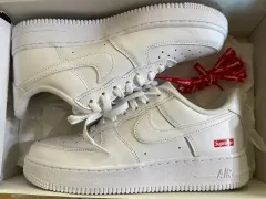 ナイキ x シュプリーム エアフォース 1 ロー 白