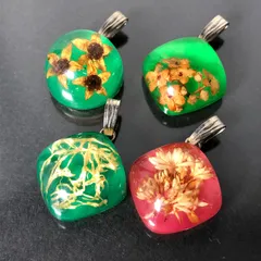 【4点セット】 水中花 ペンダントトップ 押し花 丸型 四角形 小さめ 小ぶり ピンク 緑 コレクション レトロ かわいい レディースアクセサリー■S212