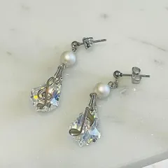 音符モチーフのクリスタルピアス