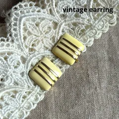 20706ヴィンテージ クリームエナメルにゴールドラインのスクエアイヤリング