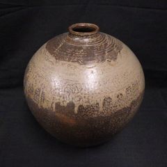 共箱付】現代陶芸作家 山本正三 作 花器 壺 彫沈文花生 幾何学模様