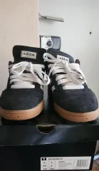 アディダス ブセニッツ スニーカー