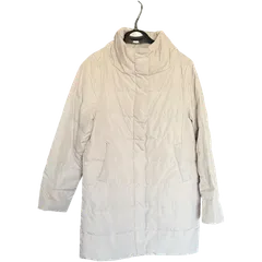   DoCLASSE  ドゥクラッセ ダウンコート ライトアイボリー ライトベージュ 洗える レディースMサイズ ハイネック【ZK90】