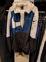 ナイキ スウッシュ ウィンドブレーカー ジャケット ブルー、ブラック、ホワイト