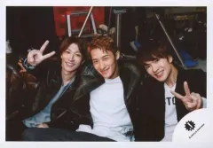 【中古】生写真(ジャニーズ) ジャニーズJr./集合(3人)/横型・上半身・衣装黒白・センター岩本・深澤、渡辺ピース/17秋 SiXTONES・Snow Man「少年たち～Born TOMORROW～」パンフ＆グッズ撮影オフショット/公式生写真