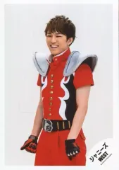 【中古】生写真(ジャニーズ) ジャニーズWEST/神山智洋/膝上・衣装赤・両手下・体やや左向き/「僕ら今日も生きている/考えるな、燃えろ!!」PV＆ジャケ写撮影オフショット/公式生写真