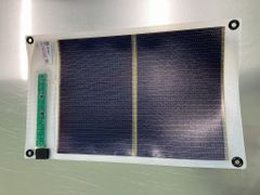 どこでも発電 GN-150 8Wソーラーシートチャージャー アウトレット ソーラーパネル・電池・充電池 巻き取り収納可能