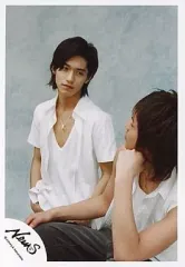 【中古】生写真(ジャニーズ) NEWS/錦戸亮・草野博紀/シャツ白・草野頬杖・錦戸目線右/公式生写真