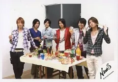【中古】生写真(ジャニーズ) NEWS/集合(6人)/横型・テーブル・テーブルの上に食べ物・センター山下・山下右手コーラ・赤ジャケット/公式生写真