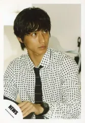 【中古】生写真(ジャニーズ) NEWS/錦戸亮/上半身・衣装白・黒・左手本・顔右向き・背景白/公式生写真