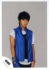 【中古】生写真(ジャニーズ) NEWS/錦戸亮/膝上・衣装青・右向き・目線右下・背景グレー/公式生写真