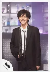 【中古】生写真(ジャニーズ) NEWS/錦戸亮/膝上・ジャケット黒・シャツ白・ネクタイ・ストール・右手ベルト・笑顔/公式生写真