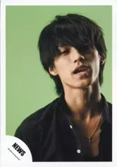 【中古】生写真(ジャニーズ) NEWS/錦戸亮/バストアップ・シャツ黒・口開け・目線右・背景緑/公式生写真