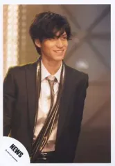 【中古】生写真(ジャニーズ) NEWS/錦戸亮/上半身・衣装黒・シャツ白・ストール金・目線右・笑顔/公式生写真