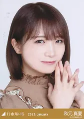 【中古】生写真(乃木坂46) 秋元真夏/バストアップ・レトロデザイン/「乃木坂46 2022.January」WebShop 限定ランダム生写真