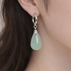 ティアドロップ　イヤリング　ライトグリーン