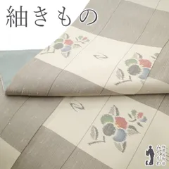 【新古品】 紬 着物 未使用 正絹 袷 十日町 白磁 伝統工芸士 庭野真平 作 オフホワイト ライトグレー 格子 椿 つばき 花 カジュアル 春 秋 冬 美品 つむぎ 仕立て上がり 身丈167 裄丈68 Ｌサイズ みやがわ sb16510