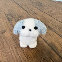 🌟羊毛フェルト キュルキュルのおめめで飼い主さんを見つめる わんちゃん／ちょこんとおすわり犬 • ふんわりグレー🌟