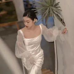 2026年冬の花嫁のための、エレガントで洗練された裾付きのフレンチスタイルのウェディングドレス。