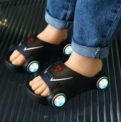 ＜在庫処分＞キッズ 光るサンダル 男の子用 夏用 発光スリッパ 車デザイン 滑り止め 子供用 ベビー対応　bu1
