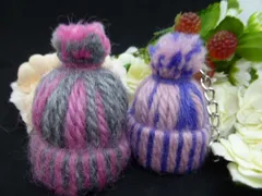 チャーム◇ハンドメイド ボンボンニット キーホルダー ピンク パープル グレー 2個セット oh-01072