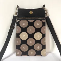 スマホポシェット 黒地に茶色のあんぱん柄 ショルダーストラップ付き