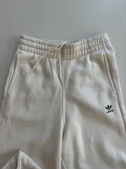 アディダス クリーム色 ジョガー トレーナー パンツ