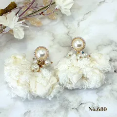 No.680 パール　りぼん　ホワイト 　もこもこ　タッセル　ピアス/イヤリング