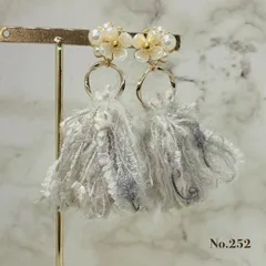 No.252 パール フラワー　グレー　引きそろえ糸　タッセル　ピアス/イヤリング