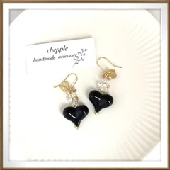 No.1624 ハートのピアス　ハートのイヤリング　黒色のピアス　黒色のイヤリング　大人可愛いピアス　大人可愛いイヤリング　ハンドメイドピアス　ハンドメイドイヤリング　ピアス　イヤリング　クリア×ゴールドラインクリア