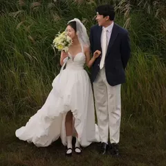 【新品・未使用】オフショルダーデザインのウェディングドレス。ハイネック。旅行写真に最適。