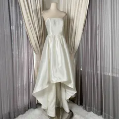 【新品・未使用】オフショルダーネックラインのフレンチスタイルウェディングドレス。ハイスリーブデザイン、タフタネックライン。旅行やパーティーに最適なエレガントなホワイト。