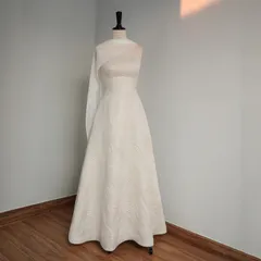 【新品・未使用】バタフライデザインが垂れ下がるホワイトドレス。ハイセンシティブなスタイル。誕生日セレモニー、宴会、旅行写真、結婚式。