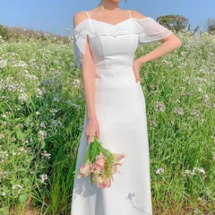 【新品・未使用】フレンチスタイルのウェディング旅行写真。フロア丈のウェディングドレス。ホワイト。