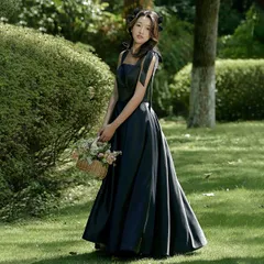 【新品・未使用】裾が垂れ下がったブラックドレス。ウェディングフォトスタジオや披露宴などに最適な、エレガントで上品な装いです。